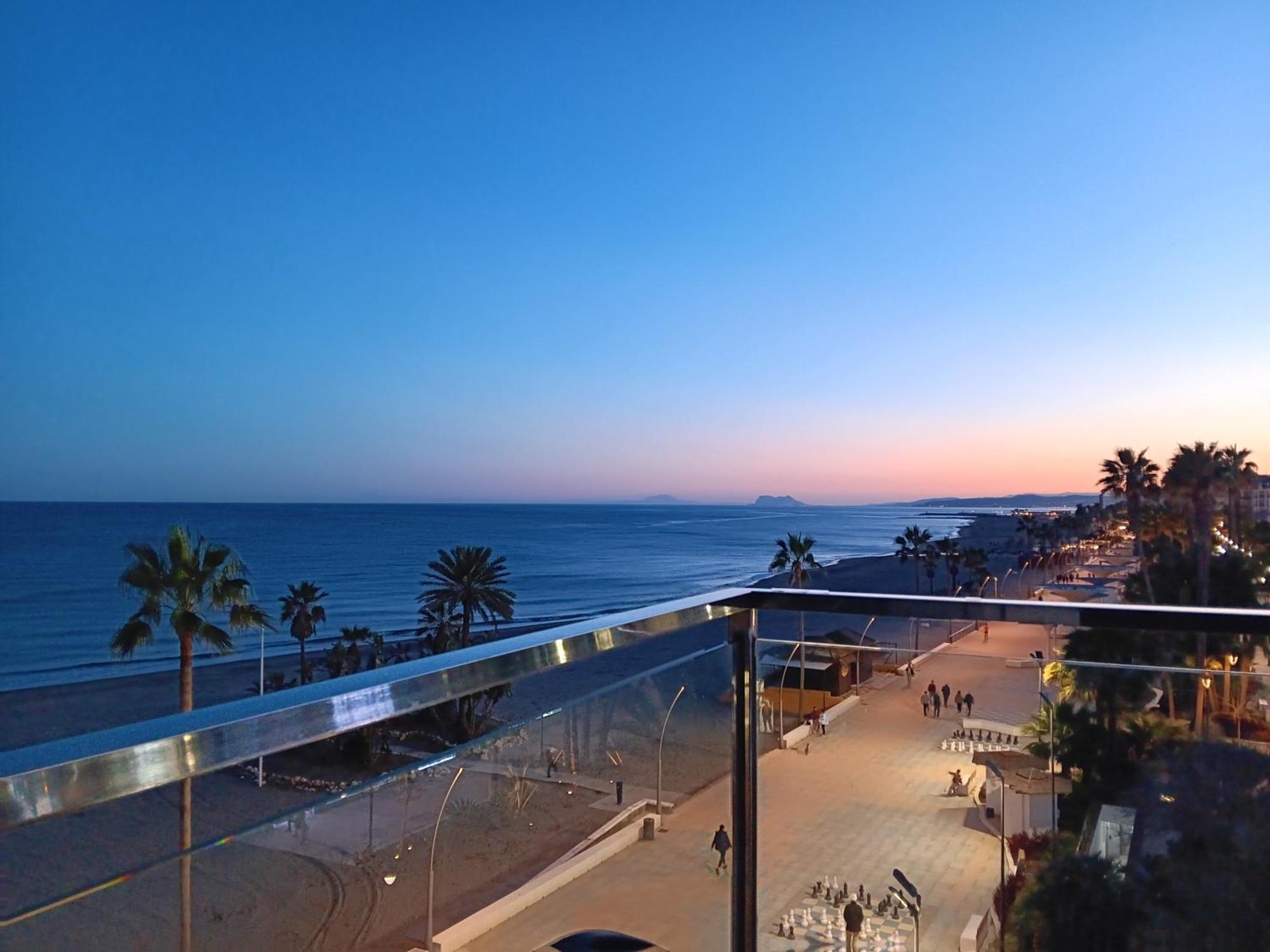 Alojamiento Iberia Playa 埃斯特波纳 外观 照片