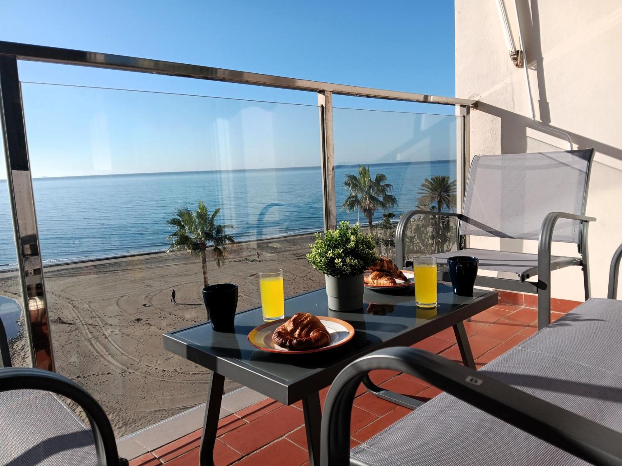 Alojamiento Iberia Playa 埃斯特波纳 外观 照片