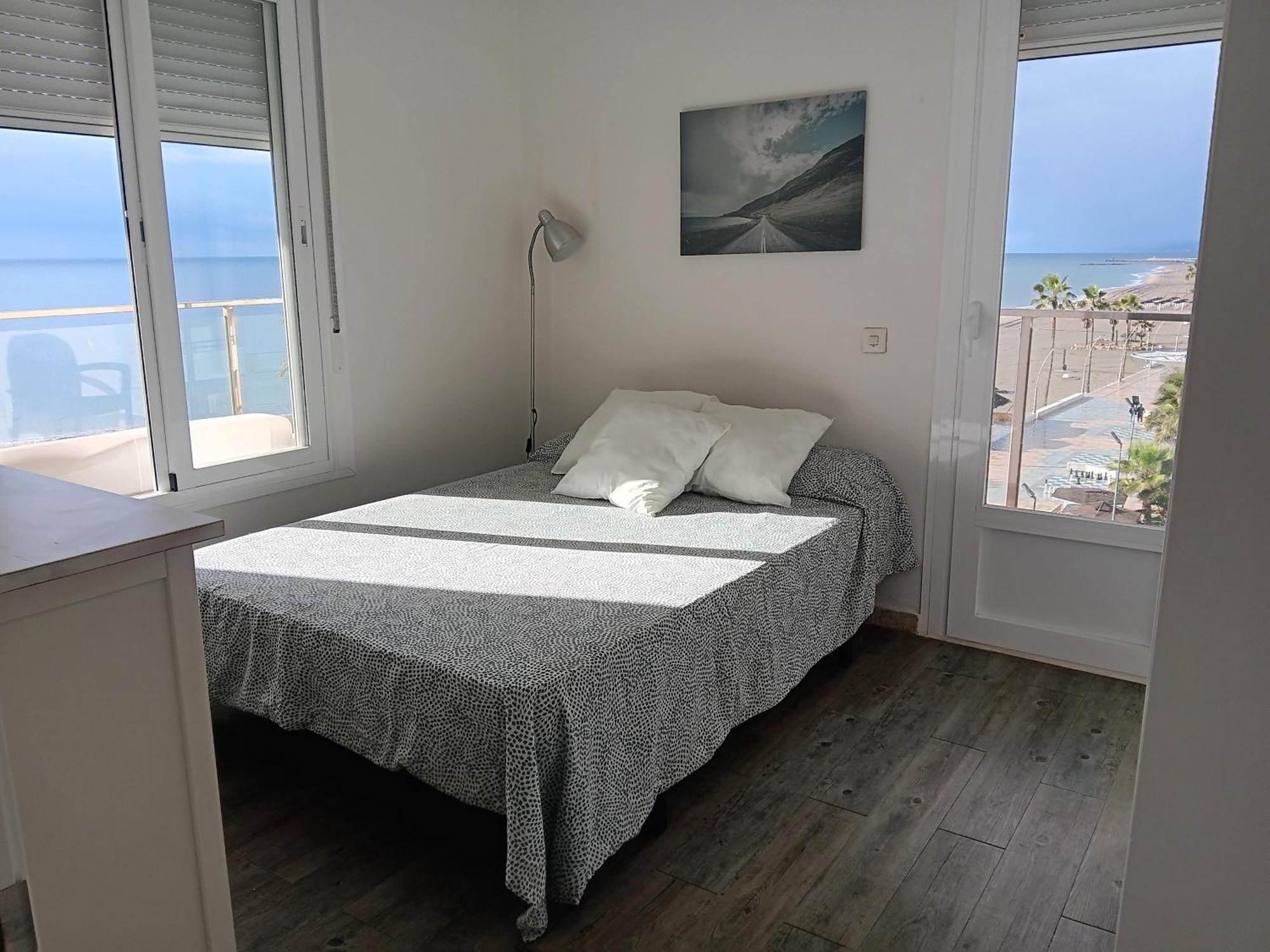 Alojamiento Iberia Playa 埃斯特波纳 外观 照片