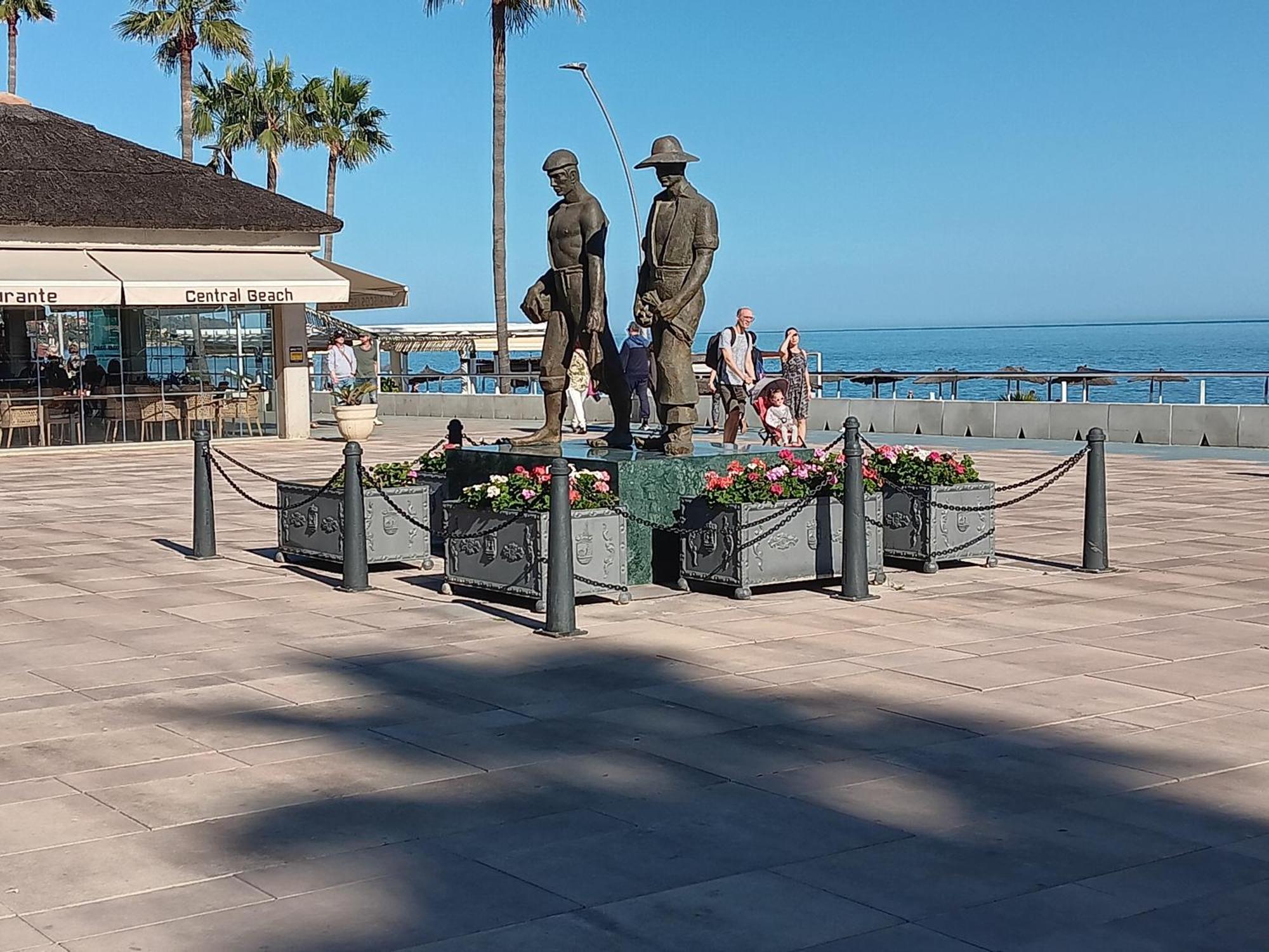Alojamiento Iberia Playa 埃斯特波纳 外观 照片