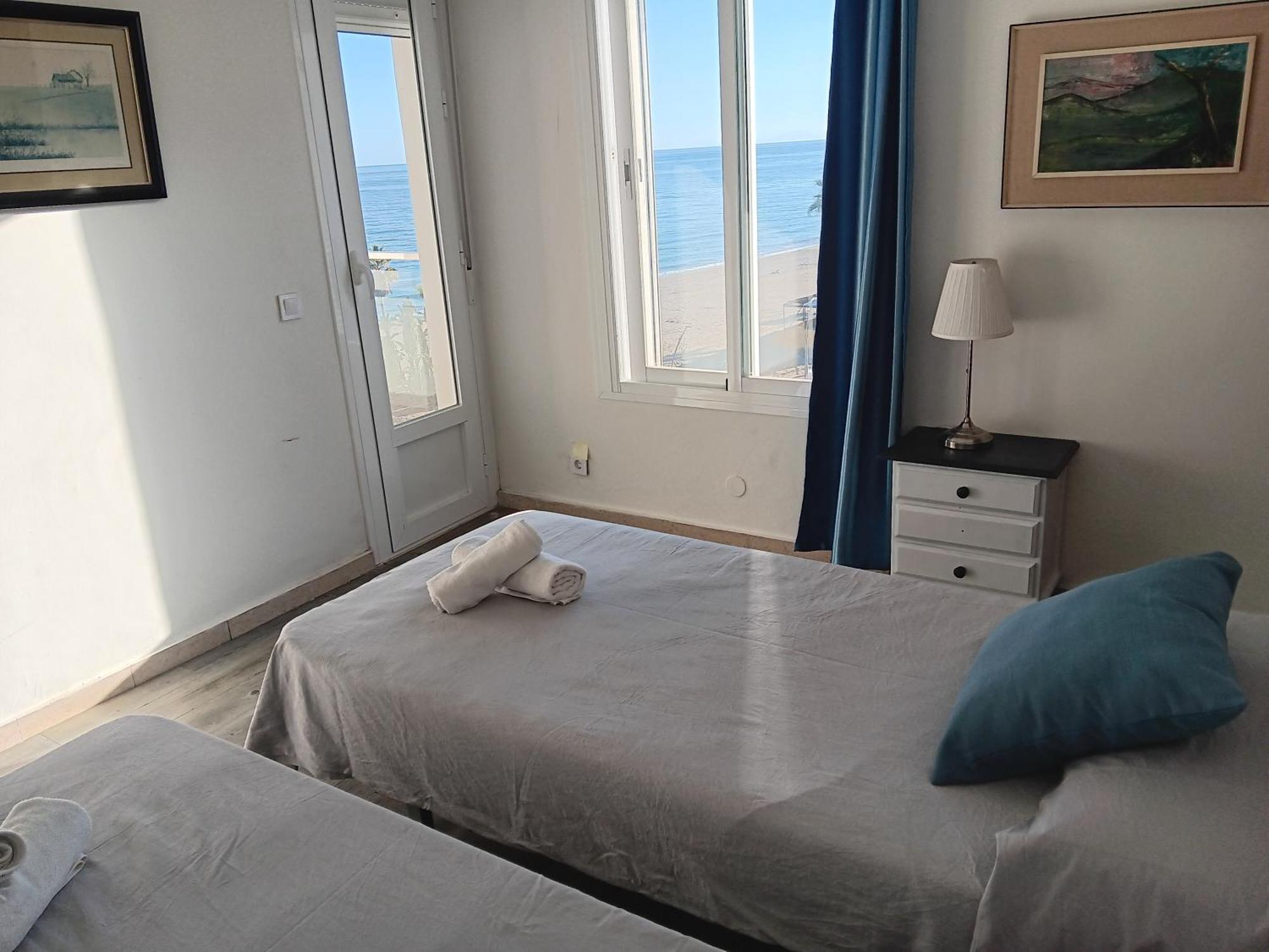 Alojamiento Iberia Playa 埃斯特波纳 外观 照片