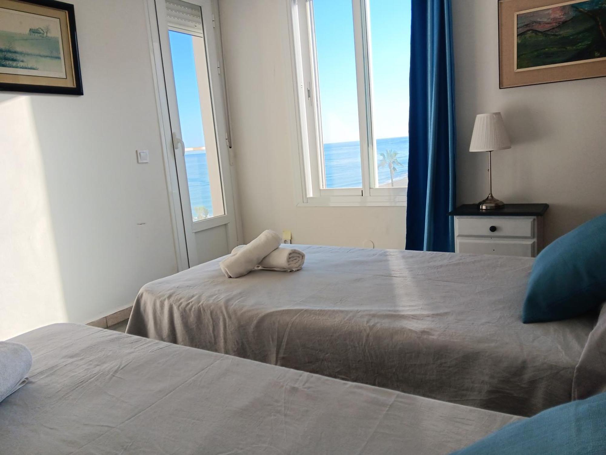 Alojamiento Iberia Playa 埃斯特波纳 外观 照片