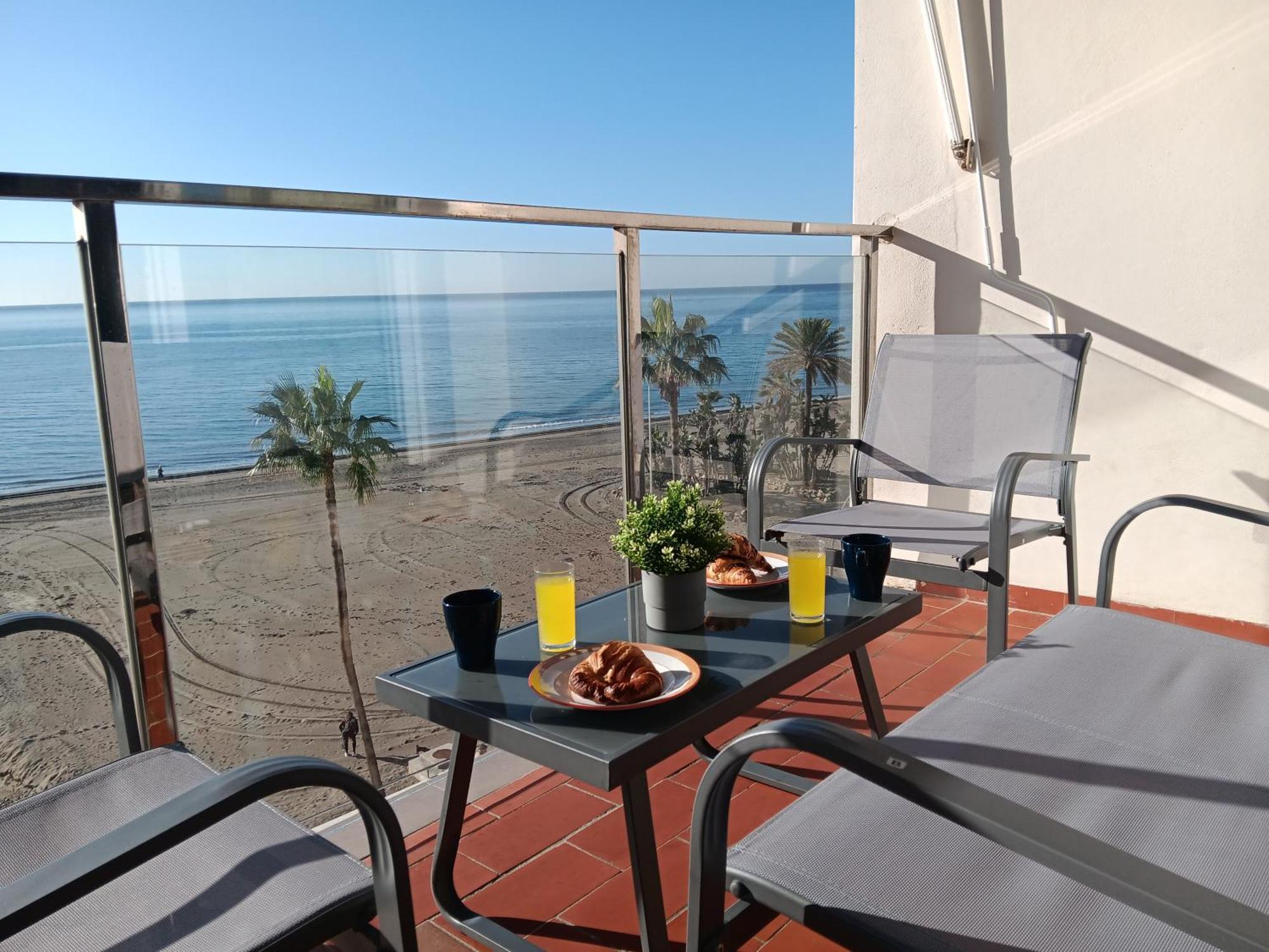 Alojamiento Iberia Playa 埃斯特波纳 外观 照片